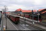 Blick auf den Personenbahnhof Wernigerode der Harzer Schmalspurbahnen GmbH (HSB) mit abgestelltem Personenzug und 99 236 als P 8933 Richtung Brocken. Aufgenommen von der Aussichtsplattform. [10.3.2018 | 9:34 Uhr]