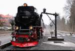 99 236 der Harzer Schmalspurbahnen GmbH (HSB) als P 8933 von Wernigerode nach Bahnhof Brocken steht im Bahnhof Drei Annen Hohne zum Wasserfassen und wird von zahlreichen Fotografen festgehalten.