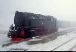 99 236 der Harzer Schmalspurbahnen GmbH (HSB) rangiert im Bahnhof Brocken auf Gleis 2.