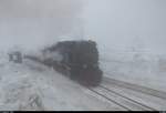 Bei dieser schlechten Sicht muss man sich auf Nase und Ohren verlassen, wenn sich ein Zug nähert.
So taucht 99 7237-3 der Harzer Schmalspurbahnen GmbH (HSB) als P 8925 von Wernigerode auf, die ihren Endbahnhof Brocken erreicht. [10.3.2018 | 12:09 Uhr]