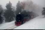 99 7234-0 der Harzer Schmalspurbahnen GmbH (HSB) als Quedlinburger Brocken-Express (Sonderzug) von Quedlinburg zum Brocken fährt am Goetheweg auf der Brockenbahn (Bahnstrecke Drei Annen Hohne–Brocken | KBS 325). [10.3.2018 | 12:51 Uhr]