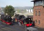 Am 27.07.2012 begleitete ich einen Sonderzug mit Gästen der Eisenbahn Touristik International von Wernigerode zum Brocken und zurück.Als besondere Attraktion waren für diese Leistung 3 Mallet eingeteilt, vorn 105 der Museumsbahn Blonay-Chamby(baugleich der 99 5906 ),die  99 5901 und als Schublok die 99 5902. 
Hier stehen die drei Akteure an der Drehscheibe und warten auf die Dinge, die da kommen mögen. 