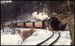 Nahe Mägdesprung rollt hier am 19.2.1994 um 12.36 Uhr die 997239 mit einem Personenzug talwärts nach Gernrode.