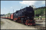 997222 hält am 12.5.1994 mit einem Personenzug im Harzbahnhof Benneckenstein.