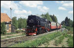 997238 fährt am 12.5.1994 mit einem Personenzug in Benneckenstein ein.