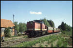 199864 fährt mit einem Personenzug am 12.5.1994 in den Bahnhof Benneckenstein ein.