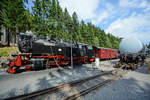 Die Dampflokomotive 99 236 beim Wasserfassen im Bahnhof Schierke.