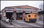 Vor der Werkstatt in Wernigerode Westerntor rangiert hier am 27.3.1999 die Köf 199012 der HSB. In der Halle ist die 9972732 zu sehen.
