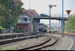 Formsignale, Stellwerk und abgestellter 187 018-7 (aufgrund von Hitzeflimmern etwas unschärfer) im Bahnhof Nordhausen Nord der Harzer Schmalspurbahnen GmbH (HSB).