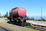 Einer von zwei Löschwasserwagen der HSB stand am 25.04.19, auf dem Rollwagen Rf4 99-20-47, im Bahnhof Brocken.