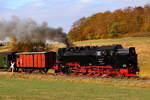 Scheinanfahrt von 99 234 mit IG HSB-Sonder-PmG am 20.10.2018 am allseits bekannten Fotostandort  Scheune , Fahrtrichtung Alexisbad, kurz hinter Stiege.