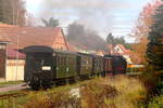 Scheinanfahrt von 99 234 mit IG HSB-Sonder-PmG am 20.10.2018 in der Ortslage Straßberg, Fahrtrichtung Alexisbad.