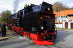 Scheinanfahrt von 99 234 mit IG HSB-Sonder-PmG am 20.10.2018 in der Ortslage Straßberg, Fahrtrichtung Alexisbad. (Bild 5) Auch das Zurückdrücken des Zuges zum Einsteigen wird von den Fotografen bis zum letzten Moment gewissenhaft festgehalten!