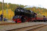 Ausfahrt von 99 6001 mit P 8965 (Gernrode - Hasselfelde) am 20.10.2018 aus dem Haltepunkt Silberhütte/Anhalt.