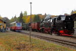 Planhalt von Triebwagen 187 019 als Planzug P 8916 (Hasselfelde - Harzgerode) am 20.10.2018 im Haltepunkt Silberhütte/Anhalt. Wenn er den Bahnhof verlassen und die nächste Blockstelle erreicht hat, endet auch die Pause des Lokpersonals von 99 234, welche mit ihrem IG HSB-Sonder-PmG dann die Fahrt in Richtung Gernrode fortsetzen wird.