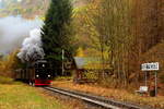 Scheineinfahrt von 99 234 mit IG HSB-Sonder-PmG am 21.10.2018 in den Haltepunkt Tiefenbachmühle.