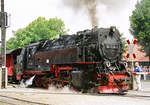 29. Juli 2003, Harzer Schmalspurbahn, im Bahnhof Wernigerode-Westerntor steht ein Zug mit der Lok 99 7238.