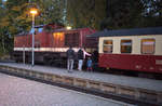Nur wenige Schaulustige und Fahrgäste an der Lok 199 861-6  und im Zug nach Wernigerode. 13.10.2091  18:35 Uhr in Drei Annen Hohne.