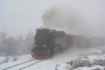 99 7239-9 arbeitet sich durch den Nebel und hat den Brockenbahnhof fast erreicht.