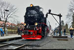 Froschperspektive:  99 7241-5 (99 241) der Harzer Schmalspurbahnen GmbH (HSB) als P 8933 von Wernigerode Hbf zum Brocken steht im Bahnhof Drei Annen Hohne auf Gleis 1 zum Wasserfassen.