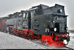 Wintereinbruch:  Portrait von 99 7241-5 (99 241) der Harzer Schmalspurbahnen GmbH (HSB) als P 8932 nach Wernigerode Hbf, der im Startbahnhof Brocken auf der Brockenbahn (Bahnstrecke Drei Annen