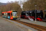 Kurz nachdem der Siemens Combino Duo-Hybridtriebzug der Nordhäuser Straßenbahn am 25.02.2017 den Bahnhof Ilfeld in Richtung Neanderklinik verlassen hat, ist er auch schon wieder zurück, diesmal mit Fahrziel Nordhausen Nord (da hat man wohl vergessen die Zugzielanzeige zu ändern! ;-) ). Kurz darauf, nach Kreuzung mit einem Plantriebwagen, geht es für den hinten auf Gleis 2 stehenden IG HSB-Sonder-PmG weiter in Richtung Eisfelder Talmühle.