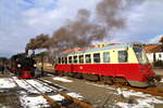 Während die Lok des IG HSB-Sonderzuges am Vormittag des 26.02.2017 im Bahnhof Benneckenstein Wasser nimmt, fährt Triebwagen 187 017 als P 8902 (Eisfelder Talmühle - Wernigerode) ein.