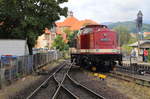 Nach Erteilung des Fahrauftrages, dieselt 199 872 am Vormittag des 22.08.2020 nun langsam aus dem Bahnhof Wernigerode.