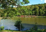 99 7240 mit P 8964 (Eisfelder Talmühle - Quedlinburg) passiert am späten Nachmittag des 22.08.2020 den kleinen Stausee in Güntersberge und wird in wenigen Augenblicken den gleichnamige Haltepunkt erreichen, welcher über eine sehr empfehlenswerte kleine Bahnhofsgaststätte mit Außenbereich verfügt. Die Aufnahme entstand von der Gaststätte  Schmunzelstube  aus.
(Achtung! Diese Bild war bereits freigeschalten!!)