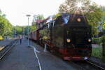 Eingerahmt von den Strahlen der untergehenden Sonne präsentiert sich 99 7240 mit P 8964 am Abend des 22.08.2020 im Bahnhof Alexisbad.
(Achtung! Dieses Bild war bereits freigeschalten!1)