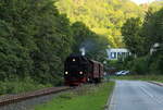 99 7240 hat mit P 8964 (Eisfelder Talmühle - Quedlinburg) am 22.08.2020 gerade den Bahnhof Alexisbad verlassen, passiert jetzt die gleichnamige Ortslage und wird gleich die B 185 überqueren.