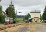 Während 8981 in Gleis 2 zum Stehen gekommen ist, wird der 8951 in Richtung Hasselfelde über die Rückfallweiche 10 auch in das Gleis 2 einfahren  und sich an das hintere Ende von 187 017