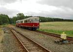 Mit einem freundlichen Quitscher und anschwellendem Gebrumm zieht 187 017 seinen kleinen Zug in die erste Steigung Richtung Birkenmoor aus dem Bahnhof Stiege.Laut Fahrplan ab 01.07.202 läuft dieses Manöver zwischen 10:26 und 10:40 täglich ab.
05.07.2020