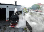 Die Dampflok für den Zug auf den Brocken rollt aus dem Depot, gut zu beobachten von der Aussichtsplattform beim Bahnhof Wernigerode. Wernigerode, 17.4.2024