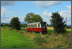 Von Hasselfelde kommend nähert sich 187 019-5 der HSB am 28.07.2024 dem Bahnhof Stiege. Bis zum Ziel Quedlinburg sind es für P 8915 noch mehr als 2 Stunden Fahrt. Im Hintergrund ist der auch der Brocken zu sehen.