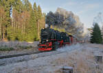 Am 01.01.2016 war 99 7243 mit Zug 8925 auf dem Weg von Wernigerode zum Brocken. Gerade hat der Zug den Bahnhof Drei-Annen-Hohne verlassen.