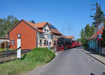 99 7240 zog am 24.08.2024 Zug 8945 von Wernigerode zum Brocken. Mit rund 10 Minuten Verspätung ging es durch die Wernigeröder Kirchstraße.