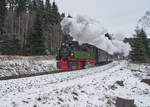 An den Weihnachtsfeiertagen setzen die HSB ihren Traditionszug fr Fahrten zum Brocken ein. Im Jahr 2014 wurden die Fahrten noch mit den Mallet-Loks von 1897 durchgefhrt. Am 26.12.2014 hat 99 5902 mit ihrem Zug gerade den Bahnhof Drei-Annen-Hohne in Richtung Brocken verlassen.