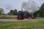 Am 05.10.2024 wurde Zug 8925 der HSB von Wernigerode zum Brocken von 99 7240 gezogen. Gerade hat der Zug den Anstieg von Wernigerode hinter sich gelassen und kreuzt bei Drei Annen die L100.