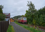 Auf Thüringer Seite betreiben die Harzer Schmalspurbahnen vertakteten SPNV mit Triebwagen und Straßenbahnen. 187 018 war am 13.10.2024 als Zug 8913 auf dem Weg von Eisfelder Talmühle nach Nordhausen Nord und befand sich kurz vor dem Haltepunkt Ilfeld Schreiberwiese.