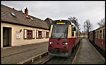 Zugkreuzung am 16.12.2024 um 11.45 Uhr im Bahnhof Gernrode der Selketalbahn. VT 187016-1 ist nach Quedlinburg unterwegs und kreuzt hier den in Richtung Harz fahrenden Personenzug aus Quedlinburg, der mit Dampflok 997243-1 bespannt ist.