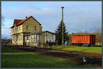 Im ehemaligen Verwaltungsgebäude der GHE im Bahnhof Gernrode mit angrenzenden Güterschuppen befindet sich heute das Eisenbahnmuseum des Freundeskreises Selketalbahn. Am 15.12.2024 war das Museum allerdings nicht geöffnet. Rechts steht der ehemalige Gerätewagen 99-06-51, hinter dem die Strecke gen Quedlinburg auf die ehemals regelspurige Trasse schwenkt. Links des Gebäudes ist der ehemalige Güterbahnhof mit abgestellten Wagen zu sehen.