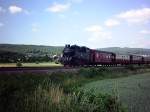 99 6001 zwischen Bad Suderode und Gernrode mit Zug 8961. Im Hintergrund ist Gernrode und Bad Suderode zusehen. 30.06.06