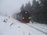 99 7242-3 mit einem talwrtsfahrenden Zug hat soeben den Brockenbahnhof verlassen.