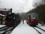 99 5906-5 mit dem Dampfzug aus/nach Quedlinburg am 31.1.2009 im verschneiten Alexisbad. Auf Gleis 3 steht Triebwagen 187 015-3 abfahrtbereit nach Harzgerode.