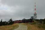 99 72XX-X kurz vor Erreichen des Brockens. Im Hintergrund ist die Sendeanlage zu sehen, 19.08.08