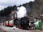 Eisenbahn-Romantik im Selketal: 99 5906 verlt gerade mit einem Personenzug nach Gernrode den Bahnhof Alexisbad.