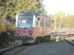 Hier 187 018-7 der HSB nach Hasselfelde, bei der Ausfahrt am 19.10.2009 aus Stiege.