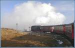 Zug 8931 fhrt in die Station Brocken ein. Der schneidend kalte Wind auf dem Gipfel drckt Dampf und Rauch sofort in Bodennhe. (07.12.2009)