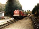 Das Harzkamel 199 892-1 (ex-DR 110 892, ex-DB 201 892-7, Baujahr: 1978) der Harzer Schmalspurbahnen mit Nahverkehrszug Wernigerode-Nordhausen Nord auf Bahnhof Drei Annen Hohne am 16-10-1997.